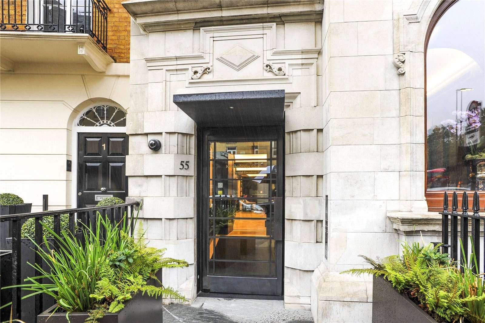 Knightsbridge Gate, 4/17